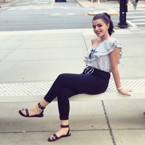 Meet your Posher, Demi